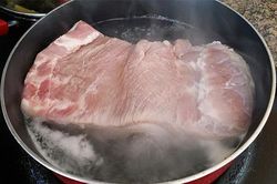 Nhiều người vẫn rửa thịt bằng nước nóng mà không biết đang mắc sai lầm này