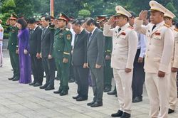 Đoàn đại biểu TPHCM dâng hoa, dâng hương tưởng niệm các Anh hùng liệt sĩ