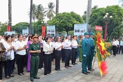 TPHCM: Phường Bình Thạnh dâng hương tưởng niệm các Anh hùng liệt sĩ