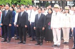 Đoàn đại biểu TPHCM dâng hoa, dâng hương tưởng niệm các Anh hùng liệt sĩ tại Nghĩa trang Liệt sĩ Bình Dương