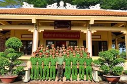 Công an xã Hưng Long: Dâng hương, dâng hoa tưởng nhớ các Anh hùng liệt sĩ