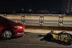 Thanh niên chạy xe máy ngược chiều trên cao tốc, tông thẳng vào ôtô do nữ tài xế điều khiển