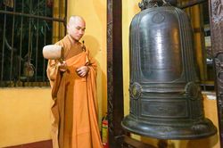 Trang nghi&ecirc;m nghi lễ cử ba hồi chu&ocirc;ng, trống B&aacute;t Nh&atilde; tri &acirc;n Anh h&ugrave;ng liệt sĩ