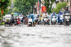 H&agrave; Nội l&yacute; giải nguy&ecirc;n nh&acirc;n ng&otilde; 42 Giang Văn Minh ngập tới 40cm, nước r&uacute;t chậm