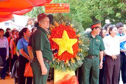 Dòng người đến Công viên Lê Thị Riêng tưởng niệm, tri ân các Anh hùng liệt sĩ
