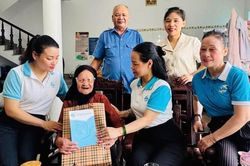 Hội Liên hiệp phụ nữ xã Mê Linh thăm, tặng quà Bà mẹ Việt Nam Anh hùng