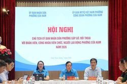 Chủ tịch UBND phường Cửa Nam đối thoại với công đoàn viên, người lao động