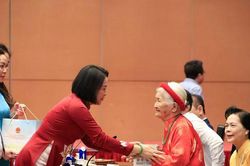 Ph&oacute; Chủ tịch Quốc hội Nguyễn Thị Thanh gặp mặt người c&oacute; c&ocirc;ng với c&aacute;ch mạng ti&ecirc;u biểu