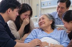 Mẹ vợ rút toàn bộ tiền tiết kiệm cứu con rể: Vài năm sau, con trai có hành động khiến cả nhà bật khóc
