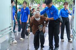 Tri &acirc;n người c&oacute; c&ocirc;ng qua chương tr&igrave;nh kh&aacute;m sức khỏe v&agrave; cấp thuốc miễn ph&iacute; nh&acirc;n dịp 27/7