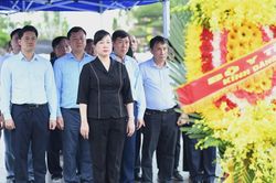 Bộ trưởng Đ&agrave;o Hồng Lan v&agrave; đo&agrave;n c&ocirc;ng t&aacute;c Bộ Y tế tri &acirc;n anh h&ugrave;ng, liệt sĩ, gia đ&igrave;nh ch&iacute;nh s&aacute;ch tại c&aacute;c tỉnh miền Trung