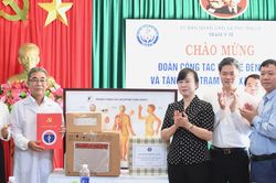 Bộ trưởng Đào Hồng Lan thăm, động viên cán bộ y tế cơ sở tỉnh Quảng Trị