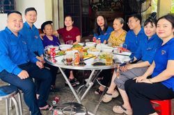 Ấm lòng những bữa cơm tri ân
