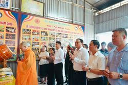 D&acirc;ng hương tưởng niệm 555 nh&agrave; b&aacute;o liệt sĩ