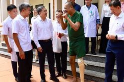 Nụ cười người thương binh trong ngày nhận chiếc chân giả mới