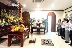 Thứ trưởng Bộ Y tế Nguyễn Thị Liên Hương dâng hương tri ân anh hùng, liệt sĩ GS.BS Đặng Văn Ngữ