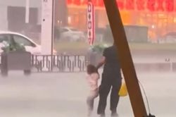 Mưa lớn, gió giật mạnh thổi bay người đi đường khi bão Noul đổ bộ Trung Quốc