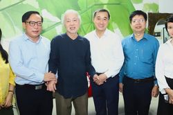 Thứ trưởng Bộ Y tế Trần Văn Thuấn thăm, tri &acirc;n gia đ&igrave;nh GS.BS Đặng Văn Ngữ