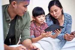 Khi bố mẹ giữ 'chìa khóa' mạng xã hội, Gen Alpha liệu có còn tự do trên mạng?