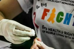 Cảnh báo cuộc chiến chống HIV đối mặt nguy cơ thụt lùi do nguồn tài trợ giảm