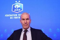 Zinedine Zidane ch&iacute;nh thức dẫn dắt tuyển Ph&aacute;p
