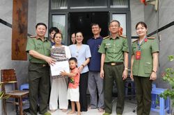 TP Hồ Ch&iacute; Minh: Tri &acirc;n liệt sĩ, thăm hỏi lực lượng tham gia bảo vệ an ninh, trật tự ở cơ sở