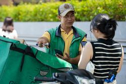 H&agrave;ng h&oacute;a online ng&agrave;y c&agrave;ng đắt, điều g&igrave; đang xảy ra?