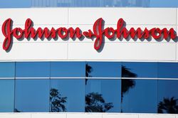 Johnson & Johnson chi 5,5 tỷ USD dàn xếp vụ kiện phấn rôm