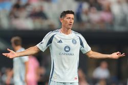 Lewandowski mất 200 triệu euro v&igrave; chờ Barca
