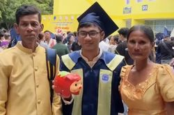 Con trai khiến bố mẹ bật khóc vì tặng lợn đất trong ngày tốt nghiệp