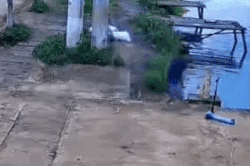 Cậu bé 11 tuổi nhanh trí cứu em họ đuối nước dưới hồ sâu