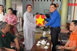 [Video] Trao tặng di ảnh đã phục dựng cho các gia đình liệt sĩ ở Đồng Nai