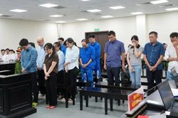 Nhận tiền hối lộ 'vì một phút yếu lòng'