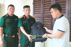 Tặng quà cho Đội quy tập hài cốt liệt sĩ