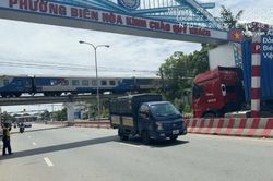 Ba xe tải liên tiếp tông sập khung bảo vệ cầu đường sắt Hóa An (Đồng Nai)