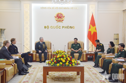 Thượng tướng Nguyễn Trường Thắng tiếp các Tùy viên Quốc phòng cũ và mới của Thụy Điển