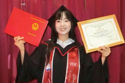 Cô gái người Mường đầu tiên trong bản tốt nghiệp đại học: Mong trở về tiếp sức trẻ em vùng cao