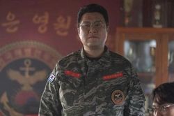 'Ông chú đeo kính' Yoon Kyung Ho: 'Sự nổi tiếng hiện tại của tôi giống như trúng số độc đắc'