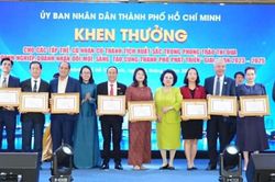 TPHCM trao Bằng khen doanh nghiệp, doanh nhân đổi mới sáng tạo vì phát triển thành phố