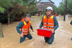 Mưa lớn gây ngập sâu tại Bảo Lộc, hàng chục hộ dân phải di dời