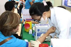 Khám sức khỏe, trao học bổng, tặng quà chăm lo công nhân khó khăn