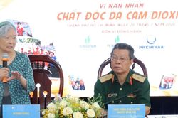 C&ugrave;ng đi bộ v&igrave; nạn nh&acirc;n chất độc da cam
