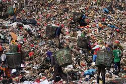 Cuộc sống người dân gần bãi rác khổng lồ ở Indonesia