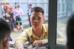 [GALLERY] Mở bán vé trận Việt Nam đấu Singapore, NHM xếp hàng ngăn nắp