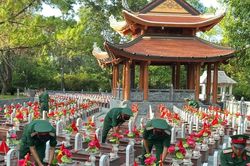 Quảng Trị khuyến khích đôi uyên ương dâng hoa tri ân liệt sĩ trong ngày cưới