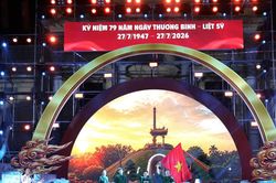 Hải Ph&ograve;ng: Đ&ecirc;m nghệ thuật 'V&agrave;nh hoa lửa' tri &acirc;n c&aacute;c Anh h&ugrave;ng liệt sĩ