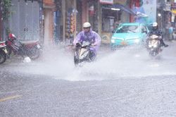 Miền Bắc mưa lớn đỉnh điểm, cảnh báo ngập sâu