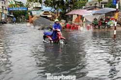 Mưa lớn, nhiều tuyến đường ở TPHCM ngập s&acirc;u, xe chết m&aacute;y h&agrave;ng loạt