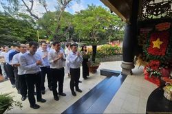 HL-HV JOCs tri ân các Anh hùng liệt sĩ tại Công viên Lê Thị Riêng
