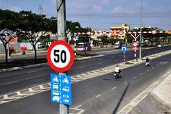 Cục Đường bộ nói gì về bất cập biển báo khiến tài xế 'hoa mắt', phải phanh gấp?